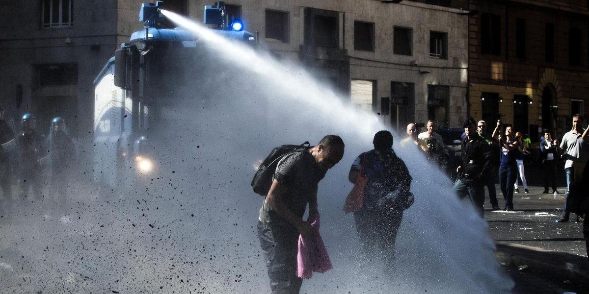 FOTO + VIDEO Talianska polícia sa dostala do násilnej potýčky s migrantmi okupujúcimi rímske námestie