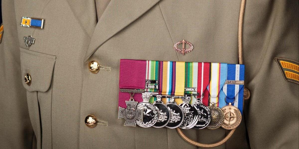 Britský vojak sa vzdal svojich medailí, aby pomohol dievčatku pri liečbe rakoviny