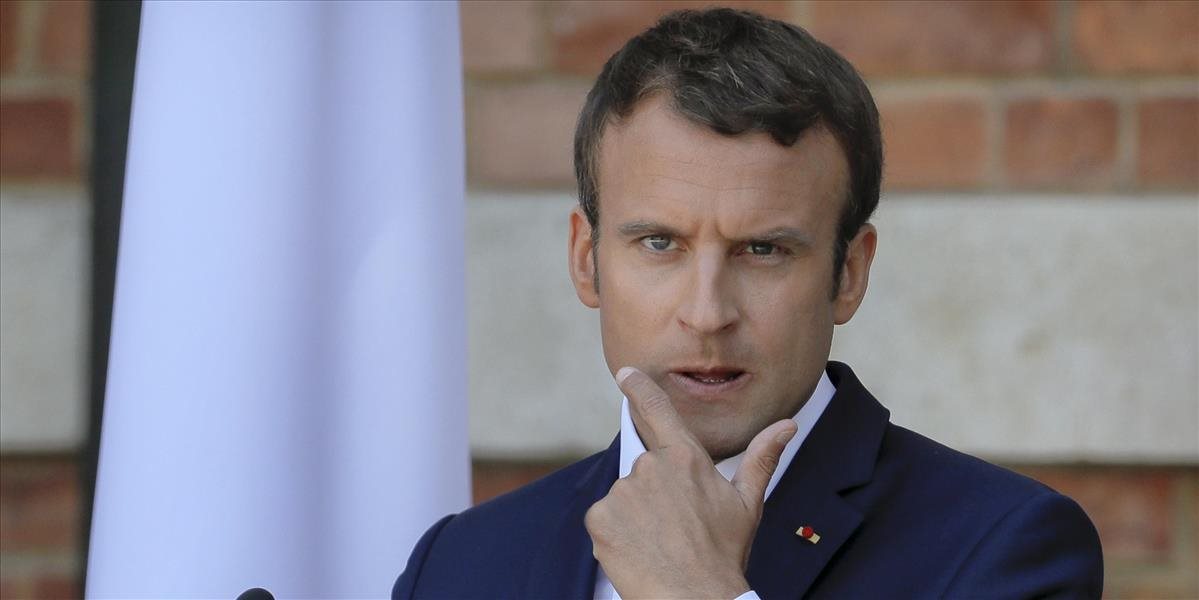Francúzsky prezident sa rád parádi: Za tri mesiace minul na mejkap desaťtisíce eur