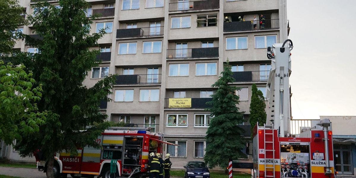 V Bardejove zasahovali hasiči pri požiari na balkóne, zranila sa jedna osoba