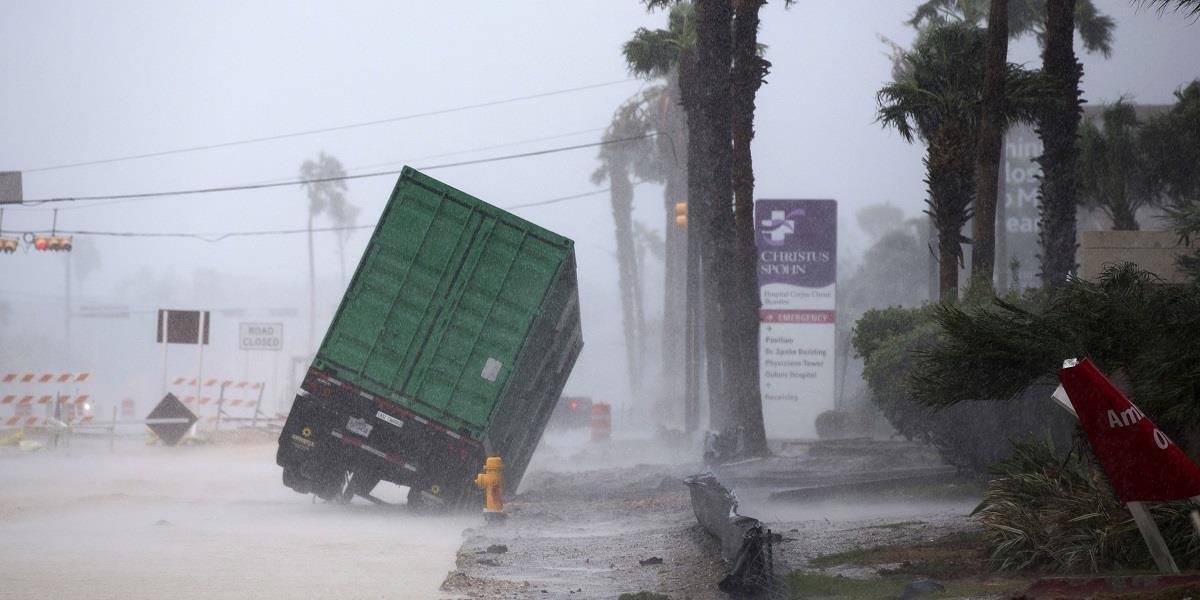 VIDEO Najhorší hurikán za posledných 12 rokov sa blíži k pevnine