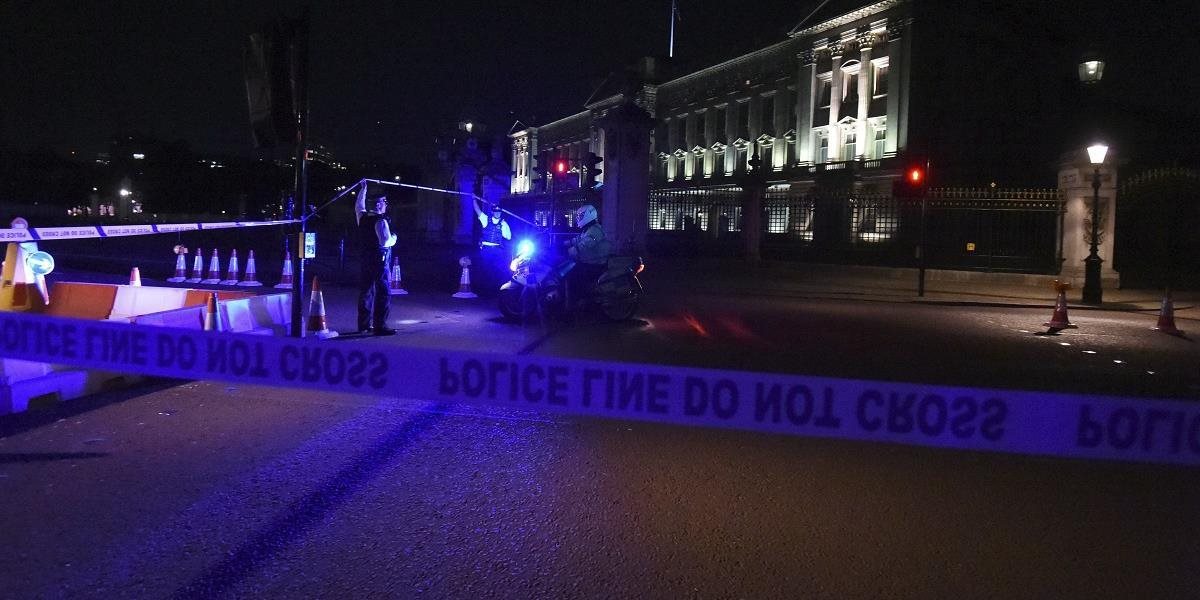 Útočník spred Buckinghamského paláca je podozrivý z terorizmu