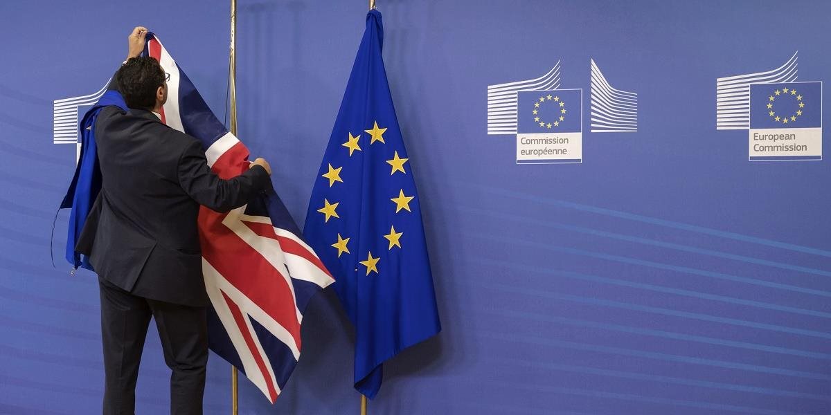 Londýn žiada súčasné rokovania o vystúpení z EÚ i o budúcich vzťahoch