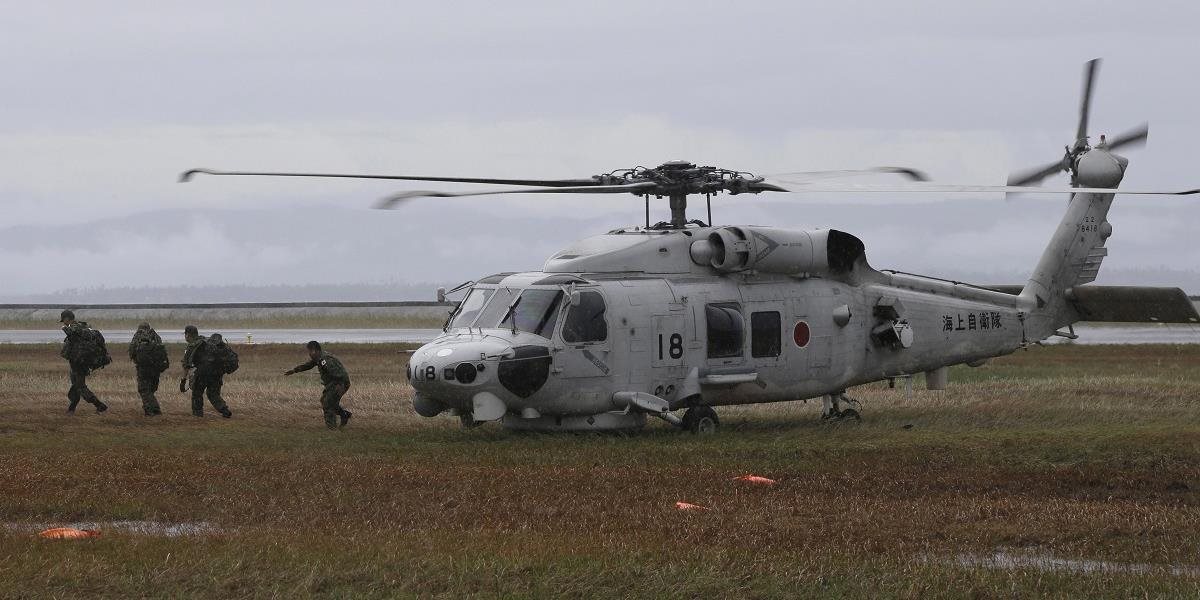 Pri pobreží Japonska sa zrútil vojenský vrtuľník, hlásia troch nezvestných