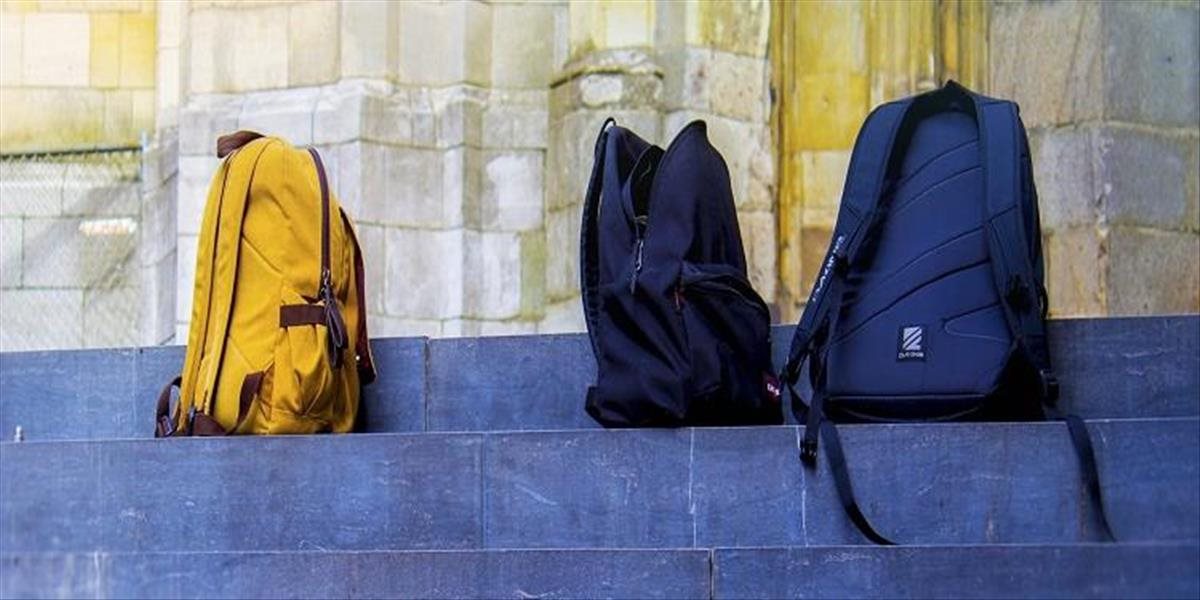 Školská taška nemá byť príliš veľká ani ťažká, môže mu poškodiť zdravie