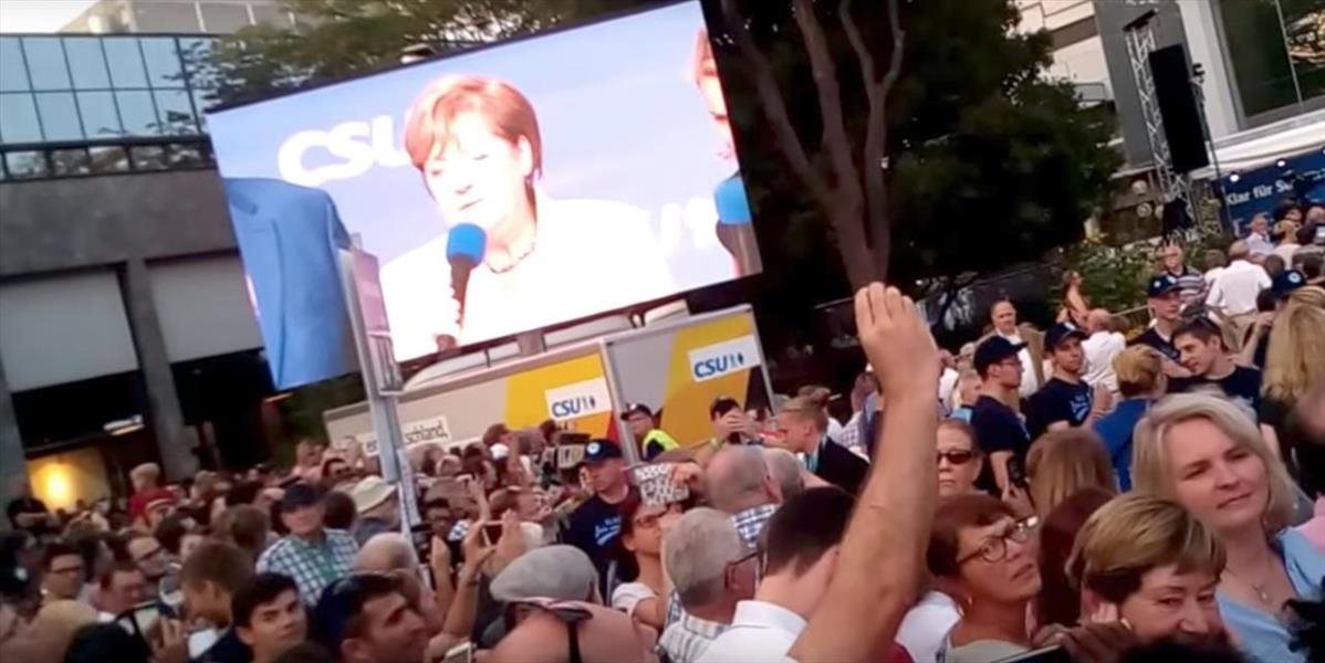 VIDEO Predvolebné zhromaždenie Angely Merkelovej narušili demonštranti