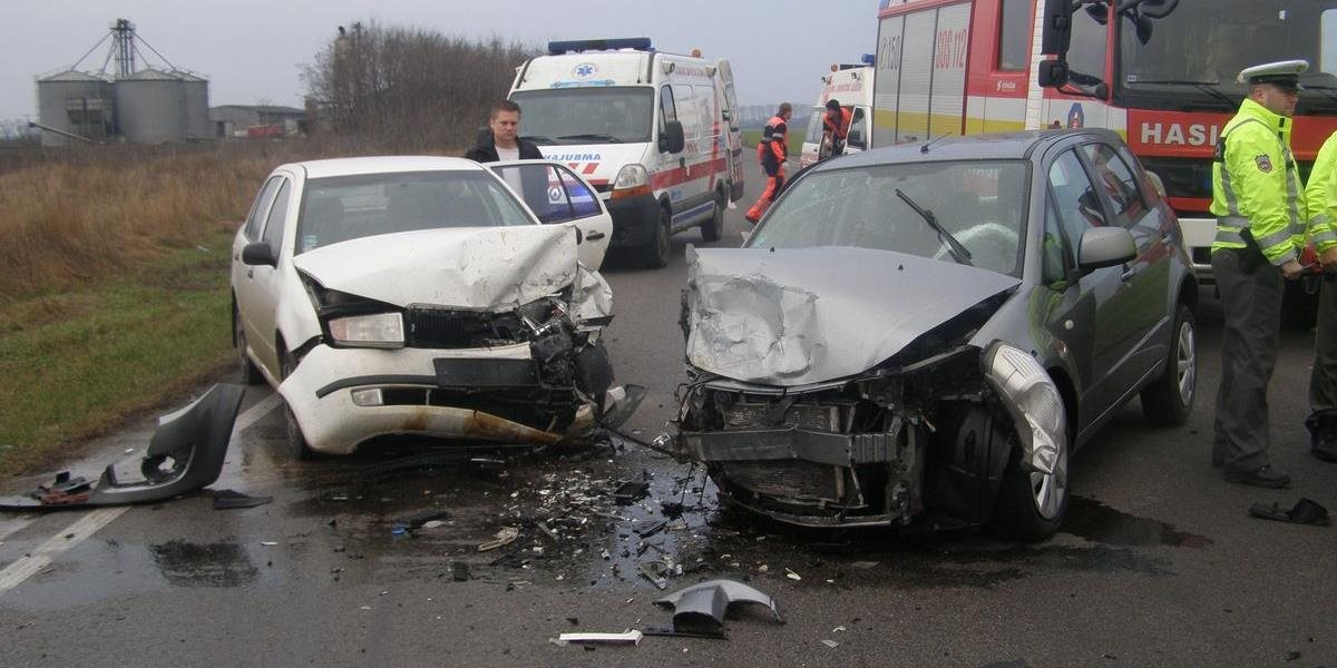 Pri dopravnej nehode pri obci Mlynčeky sa zranilo osem osôb