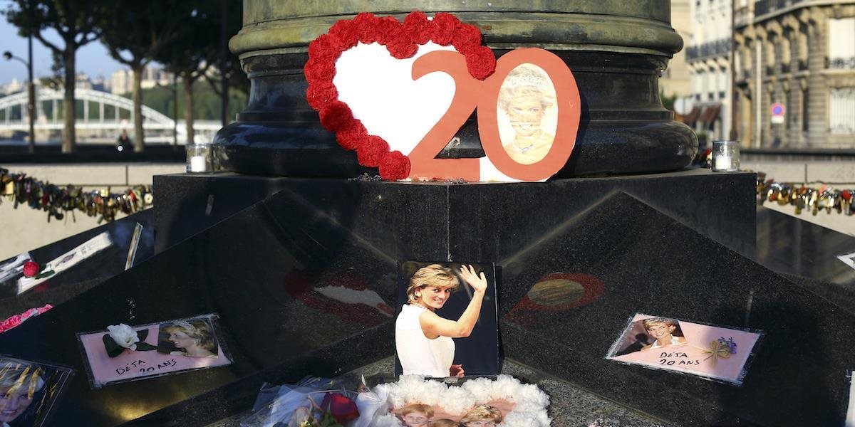 Ľudia v Británii si pripomínajú 20. výročie úmrtia princezny Diany