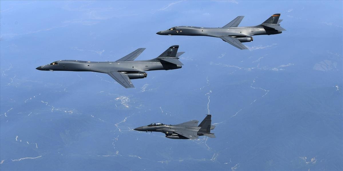 Bombardéry a stíhačky USA preletom predviedli svoju silu KĽDR: Šéfovia vlád vyzývajú Čínu, aby vyvíjala tlak na Kóreu