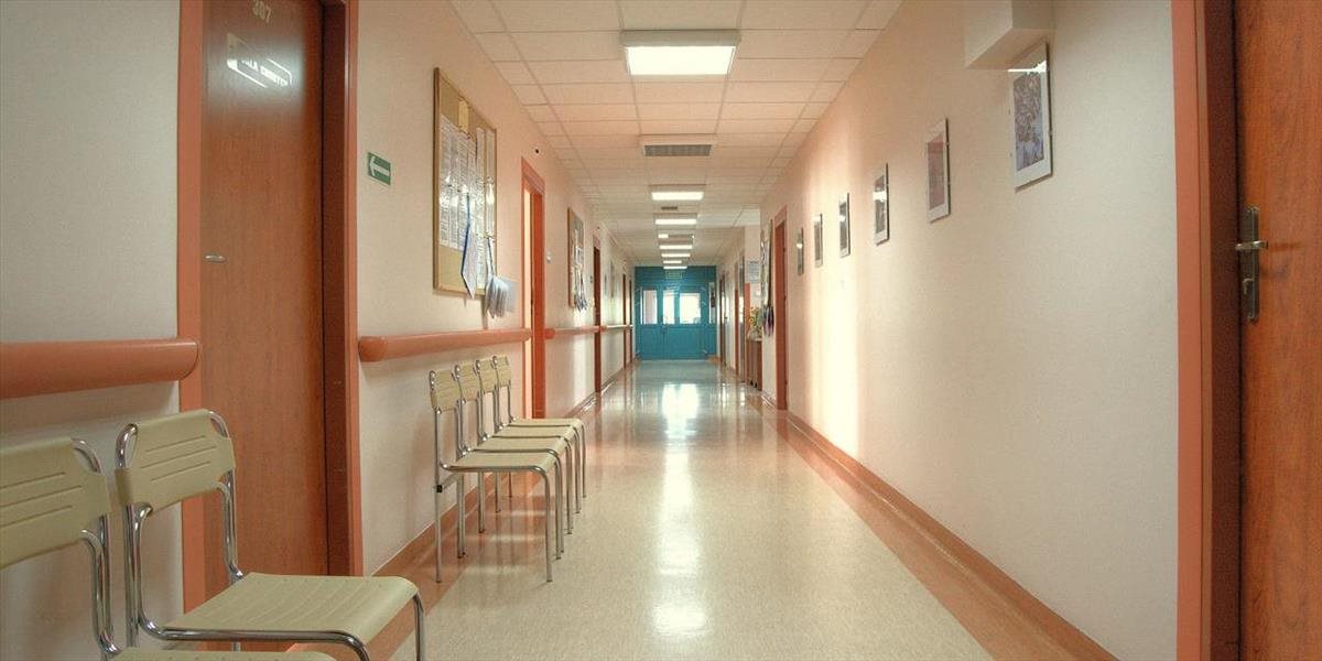 Maniak! Britského doktora obvinili zo 118 sexuálnych útokov voči pacientkam vrátane dieťaťa
