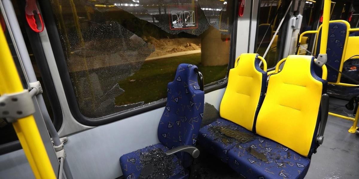 Neznámy páchateľ strieľal v Zlíne na autobus hromadnej dopravy