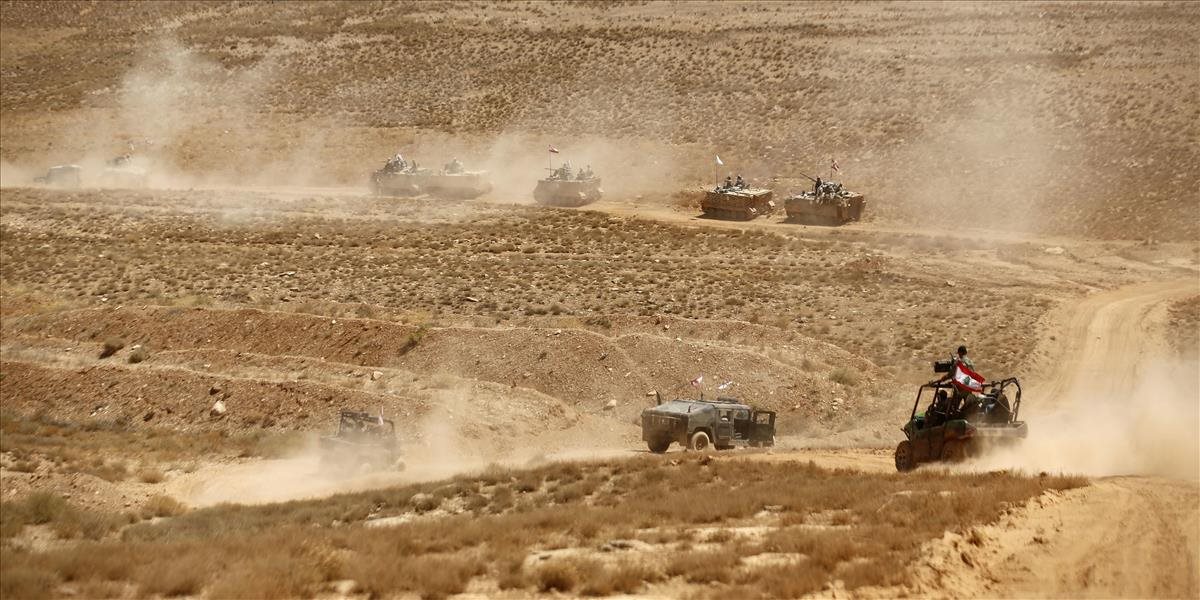 Konvoj 17 autobusov Islamského štátu uviazol v púšti