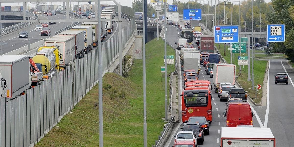 V Bratislave a okolí hlásia vodiči zhustenú premávku