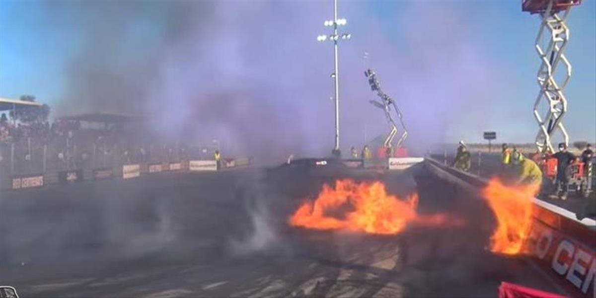 VIDEO Divákov automobilových pretekov zasiahlo horiace palivo