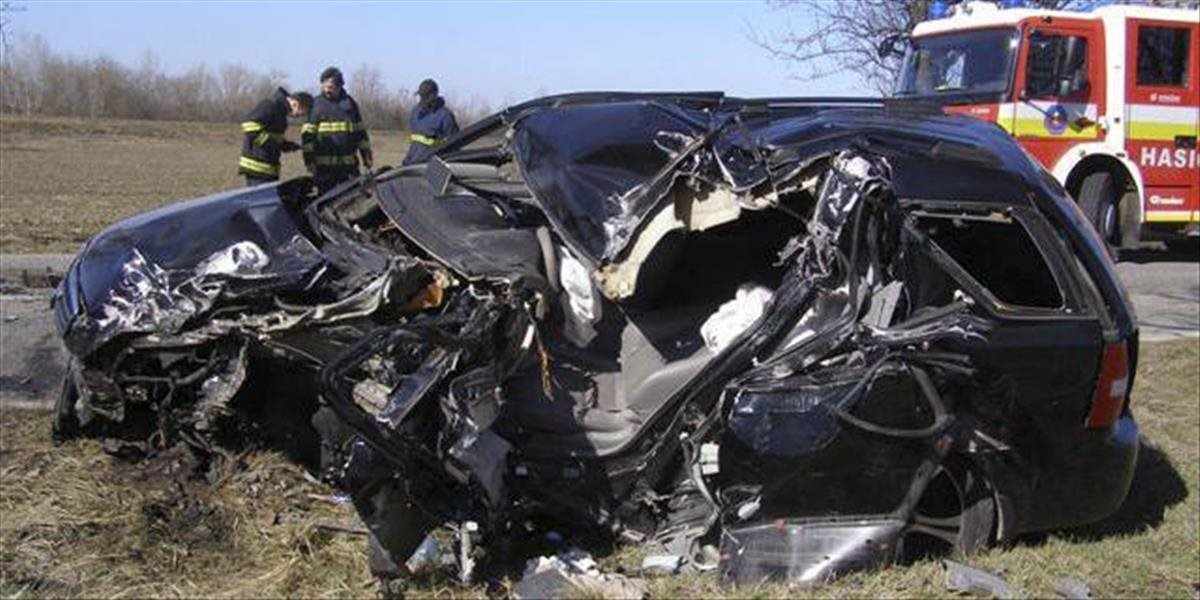 Pri predbiehaní sa čelne zrazil s oprotiidúcim vozidlom, zahynul 19-ročný vodič