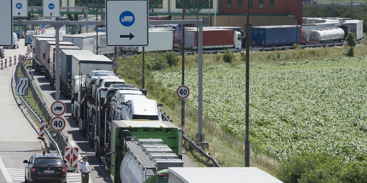Vodiči pozor: Kontroly v Maďarsku spôsobili značné zdržanie na hraniciach, policajti odkláňajú nákladné autá