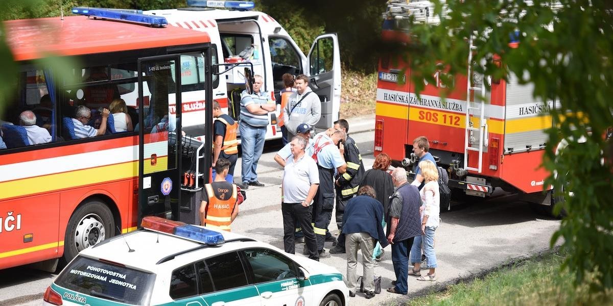 AKTUALIZOVANÉ V Bratislave sa zrazil autobus so sanitkou: Na mieste zasahuje 13 hasičov
