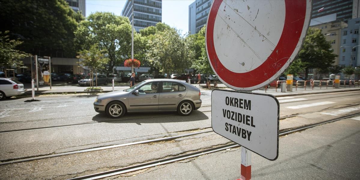 Rozkopaná Špitálska v Bratislave môže ochromiť dopravu na dlhé mesiace