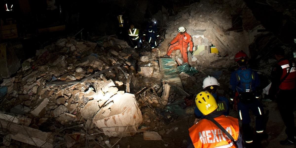 Počet obetí zemetrasenia v Mexiku stúpol na 61