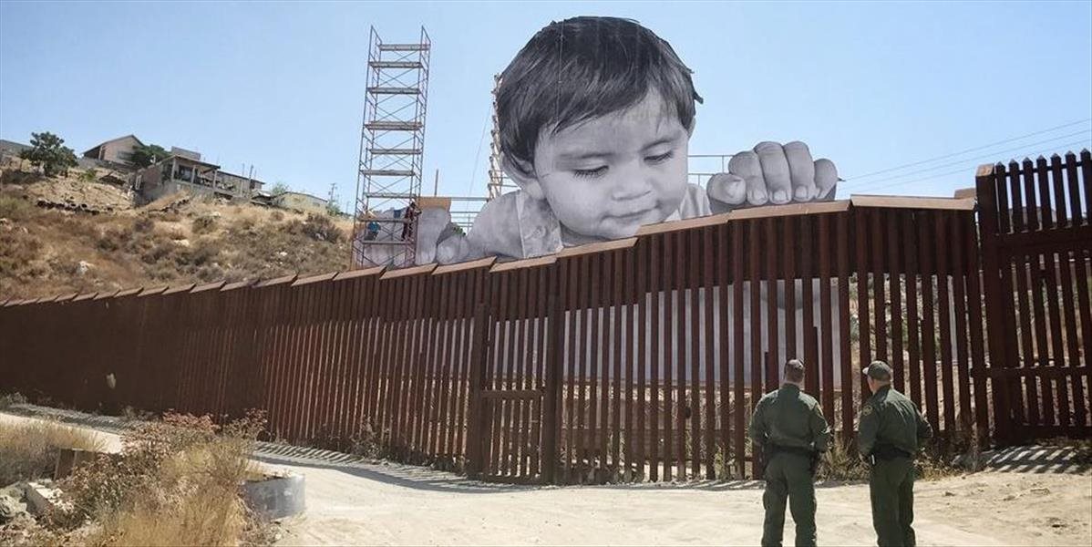Umelec nainštaloval na americko-mexickej hranici zvedavého chlapca