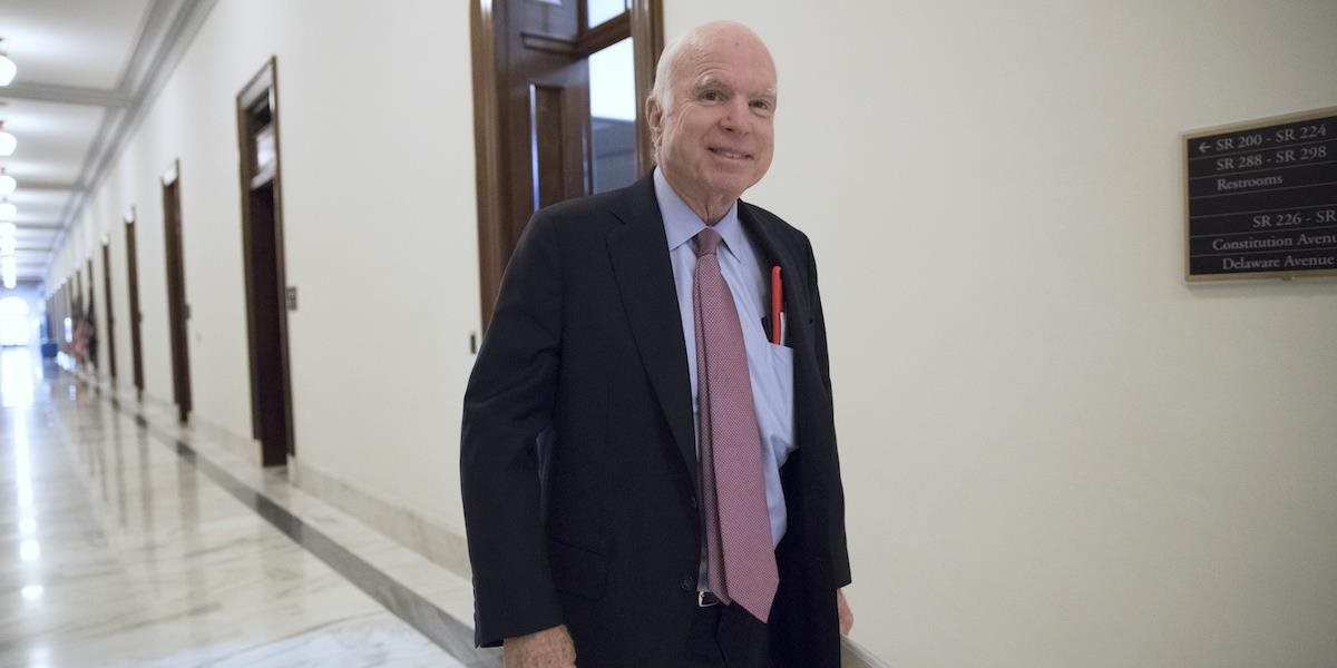 Senátor McCain bojuje s krutou formou rakoviny, no prognóza je priaznivá