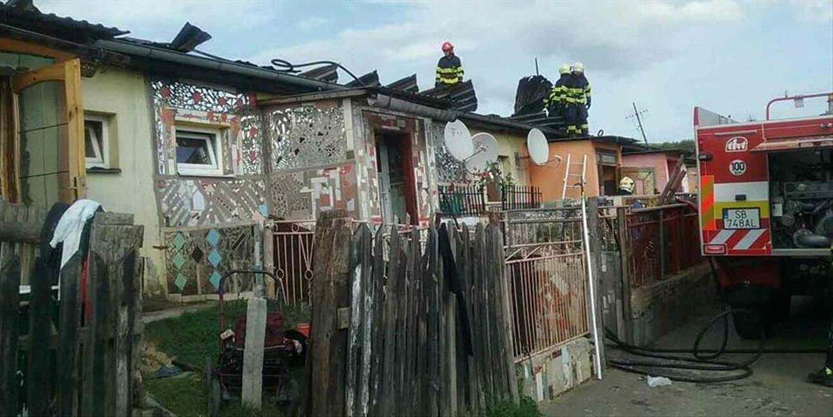 FOTO V Krivanoch hasiči zasahujú pri požiari viacerých domov