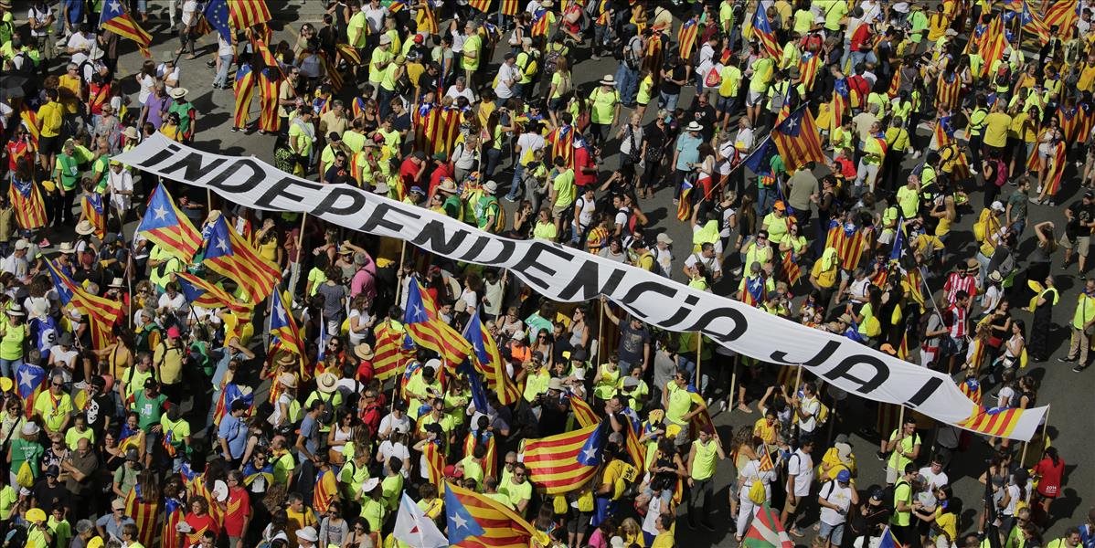 FOTO Barcelona je dejiskom masovej demonštrácie za nezávislosť Katalánska