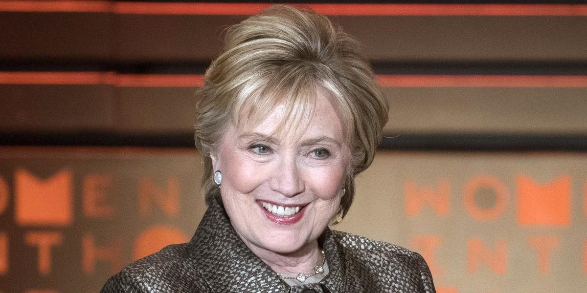 Biely dom obvinil Clintonovú, že predaj svojej knihy zvyšuje lživými a bezohľadnými útokmi na minuloročnú prezidentskú kampaň