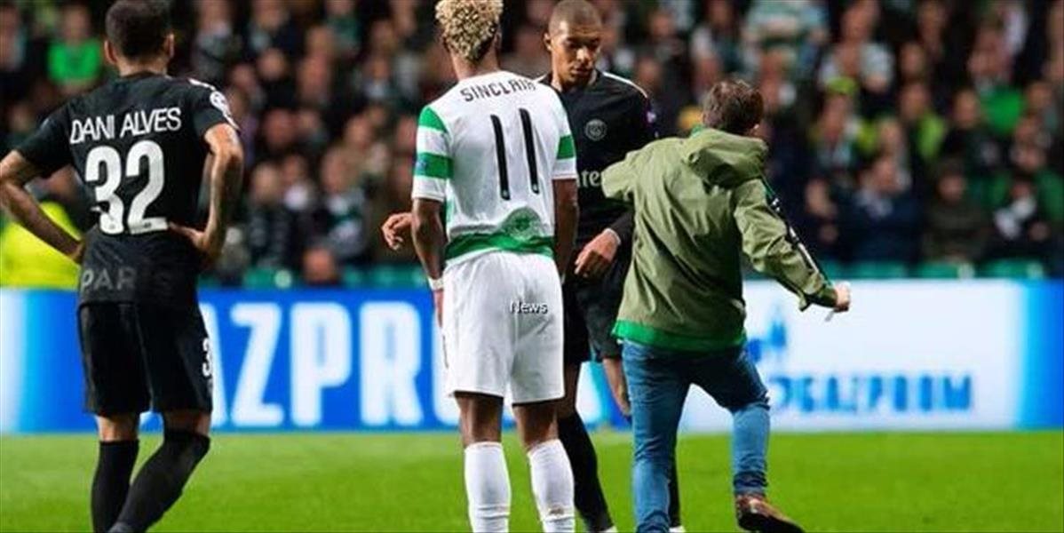 FOTO + VIDEO Fanúšik vbehol na ihrisko a pokúsil sa kopnúť Mbappého, disciplinárka UEFA si podá Celtic  aj PSG