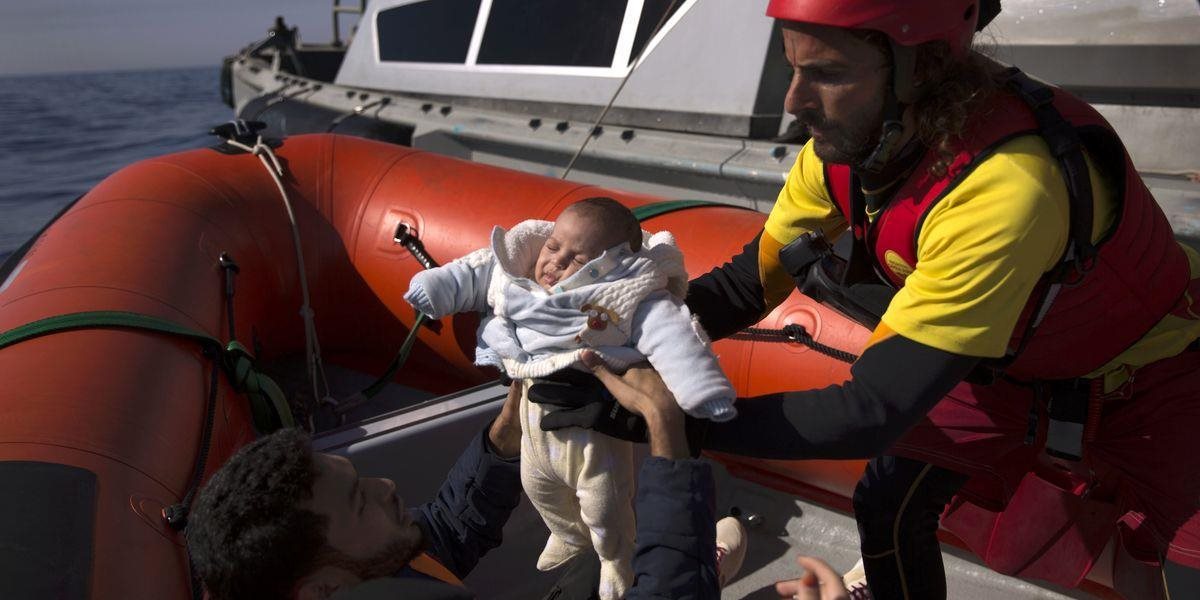 Rumunská pobrežná stráž zachránila 153 migrantov v Čiernom mori, vrátane 53 detí
