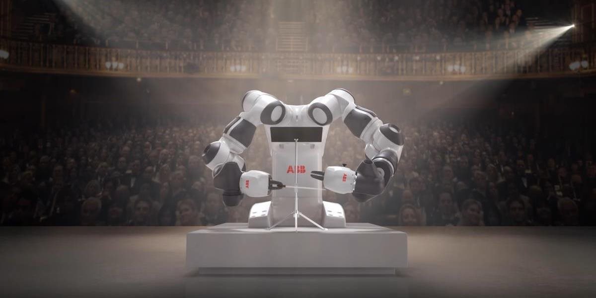 VIDEO Koncert tenoristu Andreu Bocelliho s orchestrom dirigoval robot