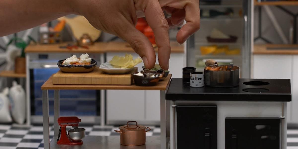 VIDEO Kuchárka pripravuje jedlo ako pre škriatkov: Miniatúrne porcie varí v maličkej kuchyni