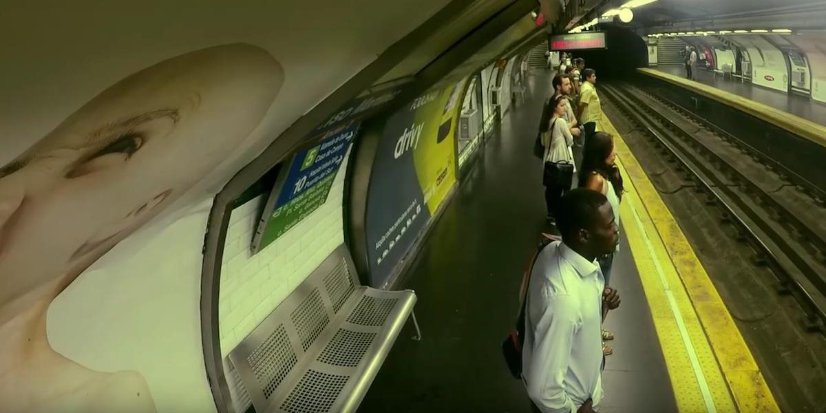 VIDEO Ľudia v Madride zažili šok: K nástupišťu prišlo neviditeľné metro!