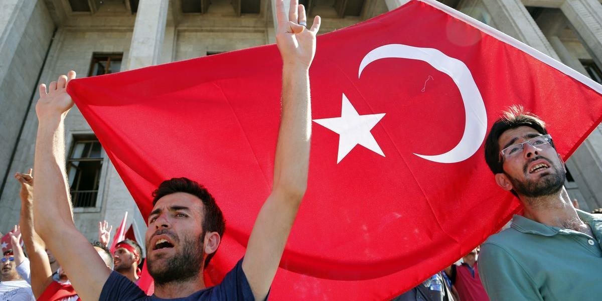 O vrátenie pracovných miest požiadalo vládu takmer 100-tisíc Turkov