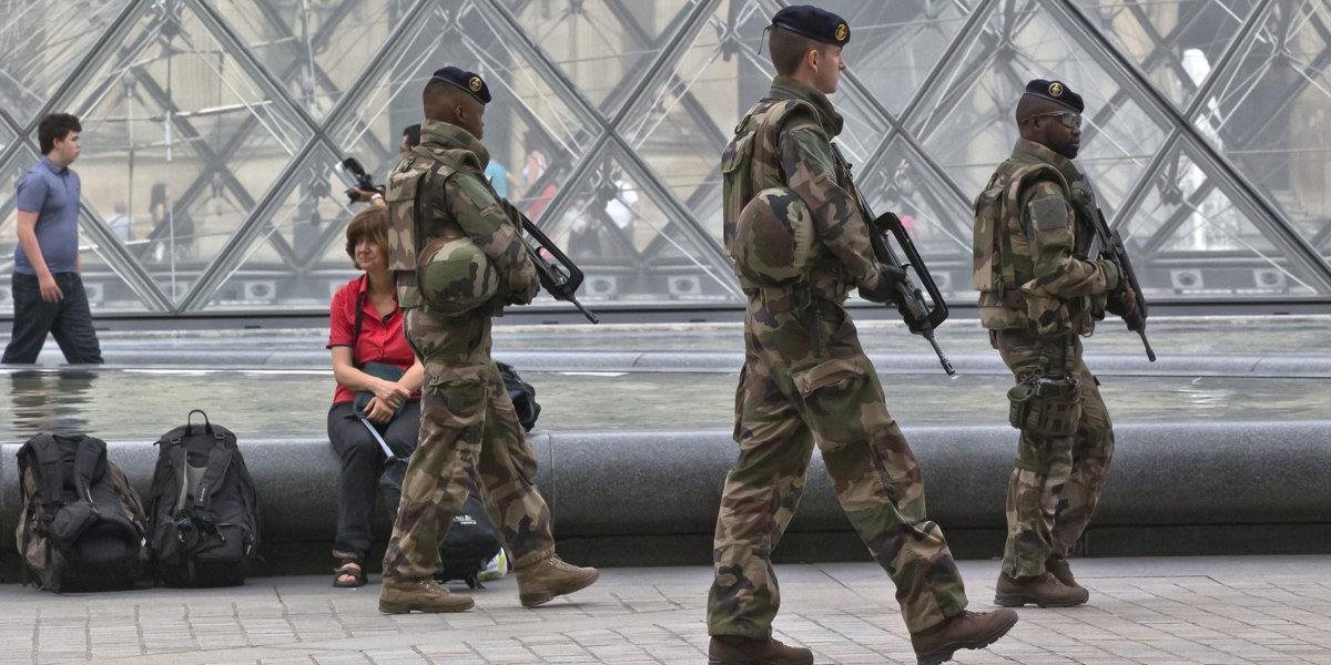 Francúzsko nepoľaví v ostražitosti, vojaci aj naďalej zostanú hliadkovať v uliciach