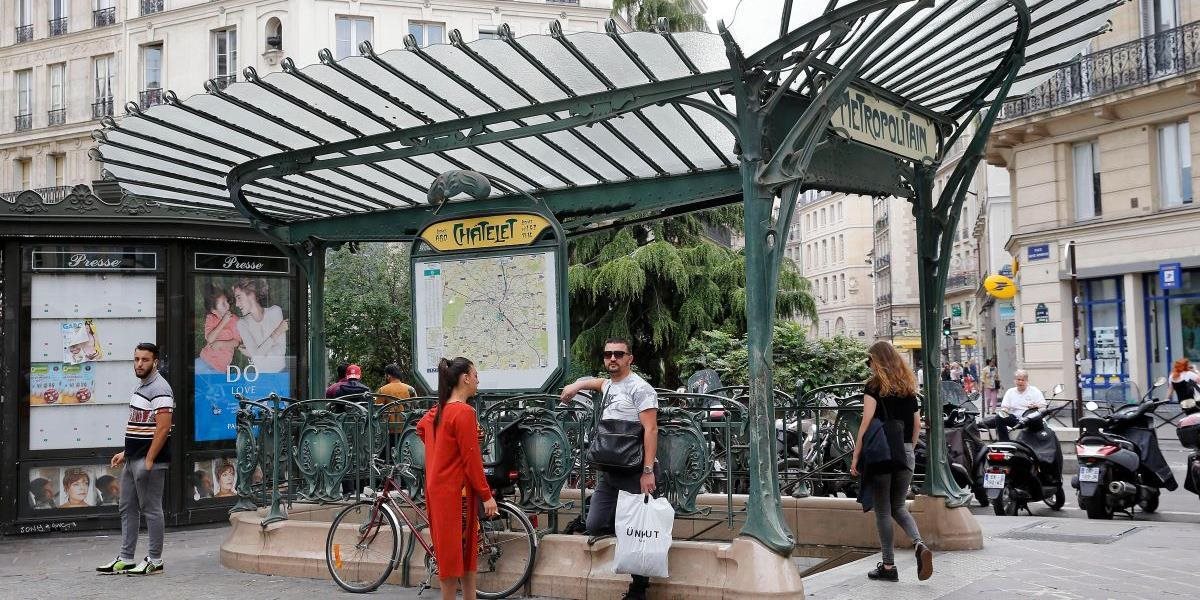 V Paríži zadržali muža, ktorý chcel v metre napadnúť vojaka z protiteroristickej jednotky