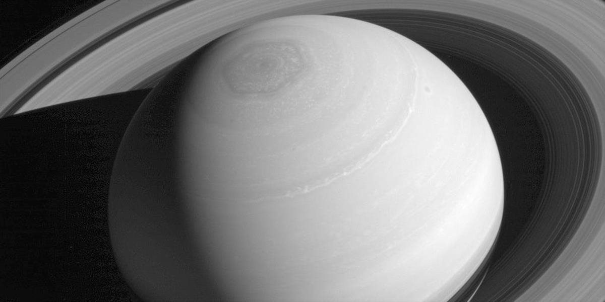 Sonda Cassini zhorela v atmosfére Saturnu
