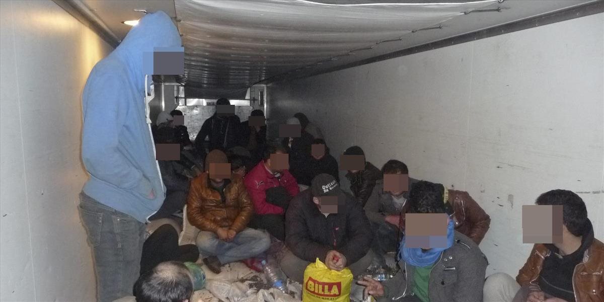Polícia zastavila kamión vezúci 51 nelegálnych migrantov