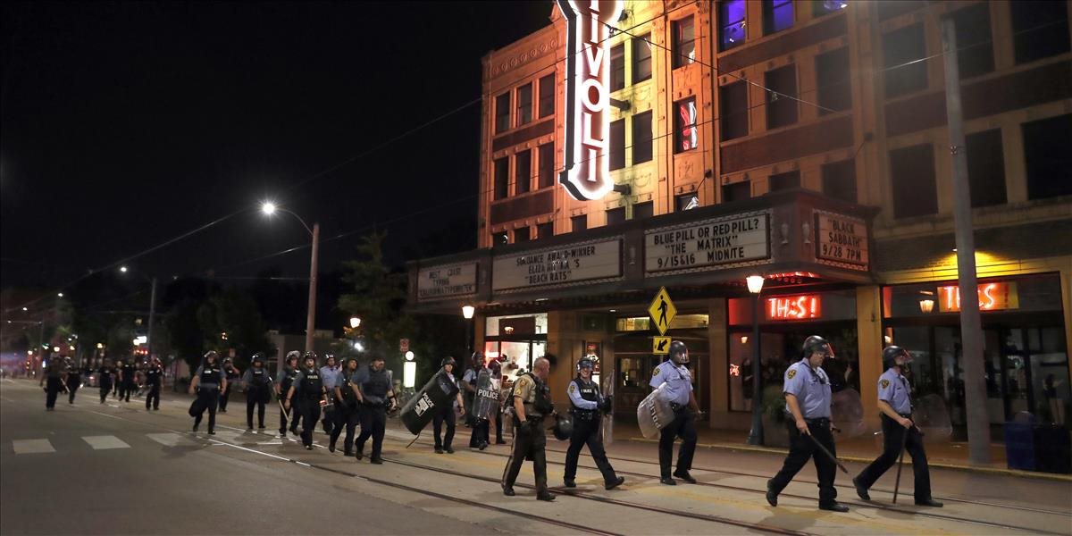 Druhý deň protestov v St. Louis sa skončil zrážkami s políciou a rozbíjaním výkladov