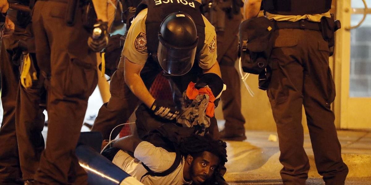VIDEO Na protestoch v St. Louis zatkli 80 ľudí