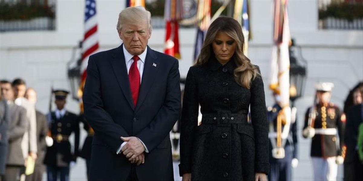 FOTO+VIDEO Trump sa postaral o trápny moment svojej manželke, namiesto bozku ju prekvapil chladným gestom
