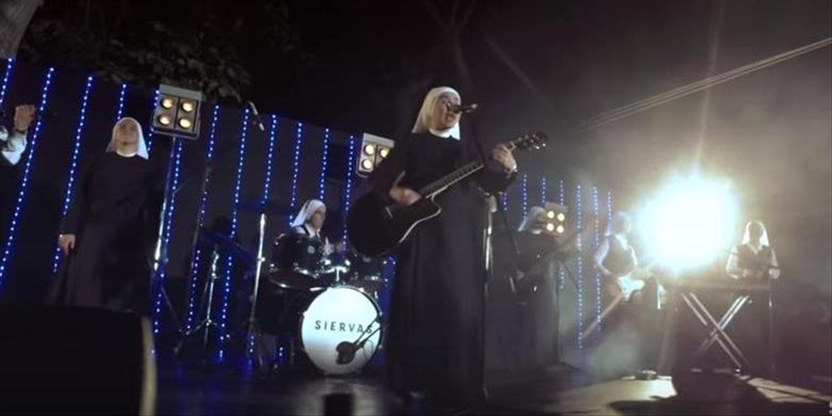 VIDEO Rockerky v mníšskych rúchach sú čiernym koňom Latin Grammy