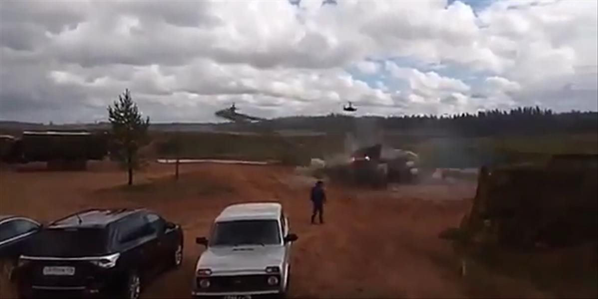 VIDEO Ruský vrtuľník počas cvičenia omylom pálil po divákoch