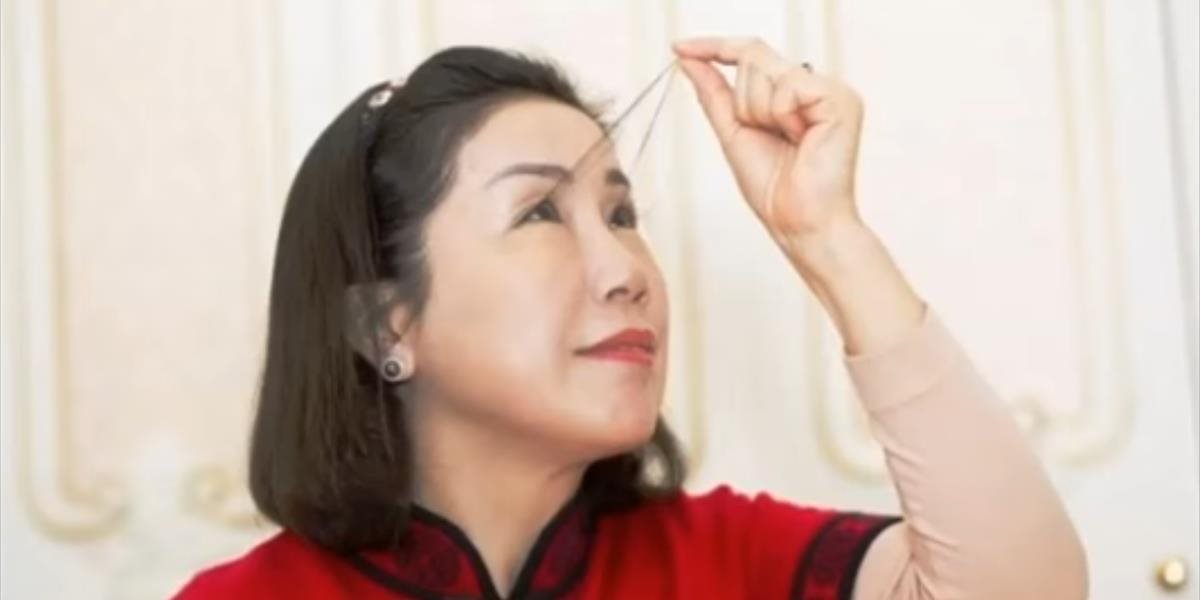 FOTO V Číne žije žena s najdlhšími mihalnicami na svete: Merajú až 12,4 cemtimetra!
