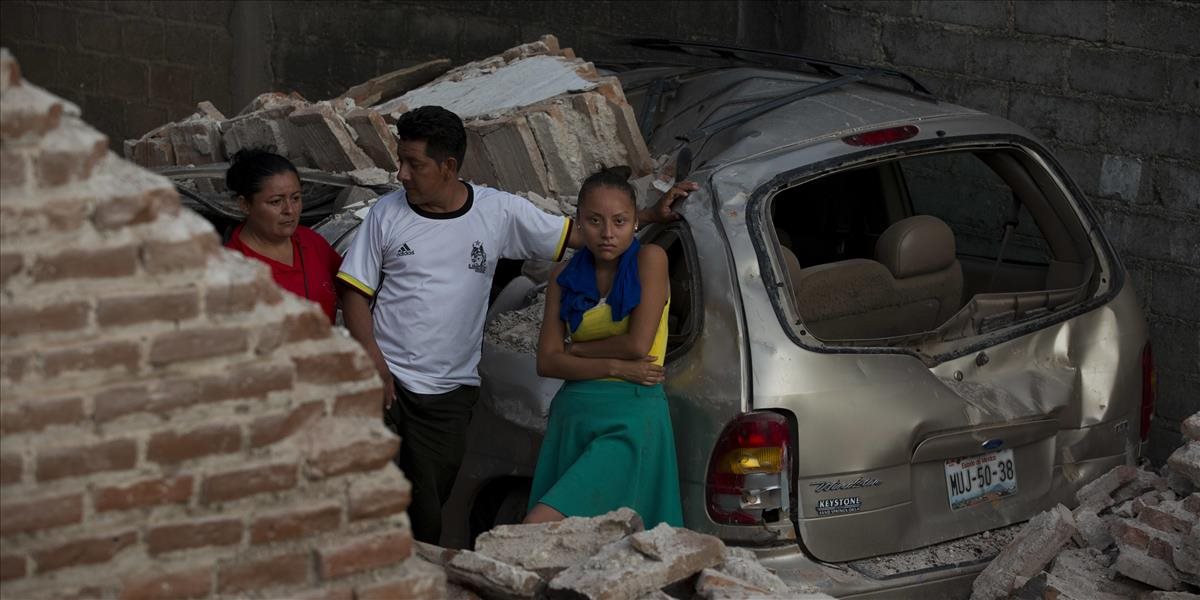 Záchranári našli živé dieťa pod troskami školy v metropole Mexiko