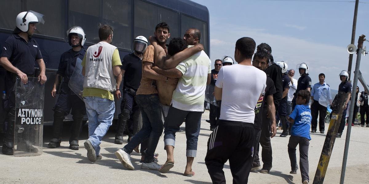 Prevádzači mali dostať migrantov z Turecka do Atén: Vysadili ich na diaľnici