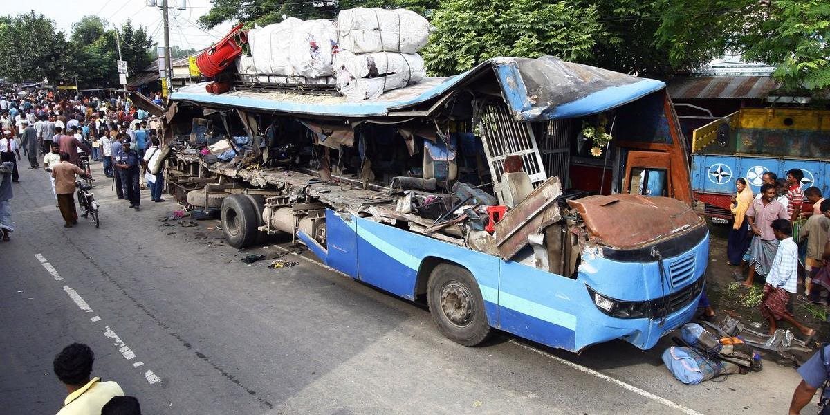 Pri nehode kamióna Červeného polmesiaca, ktorý sa zrútil do rokliny zahynulo deväť humanitárnych pracovníkov