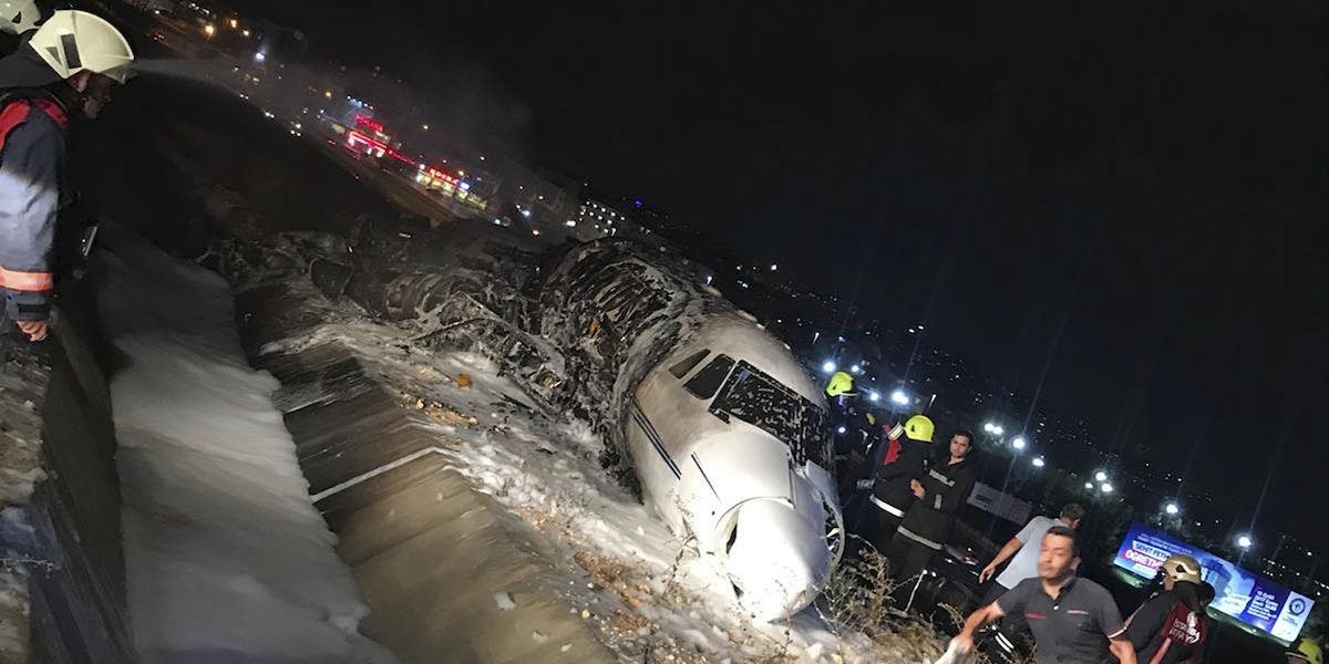 VIDEO Na letisku v Istanbule zišlo z dráhy súkromné lietadlo, pilot zahynul