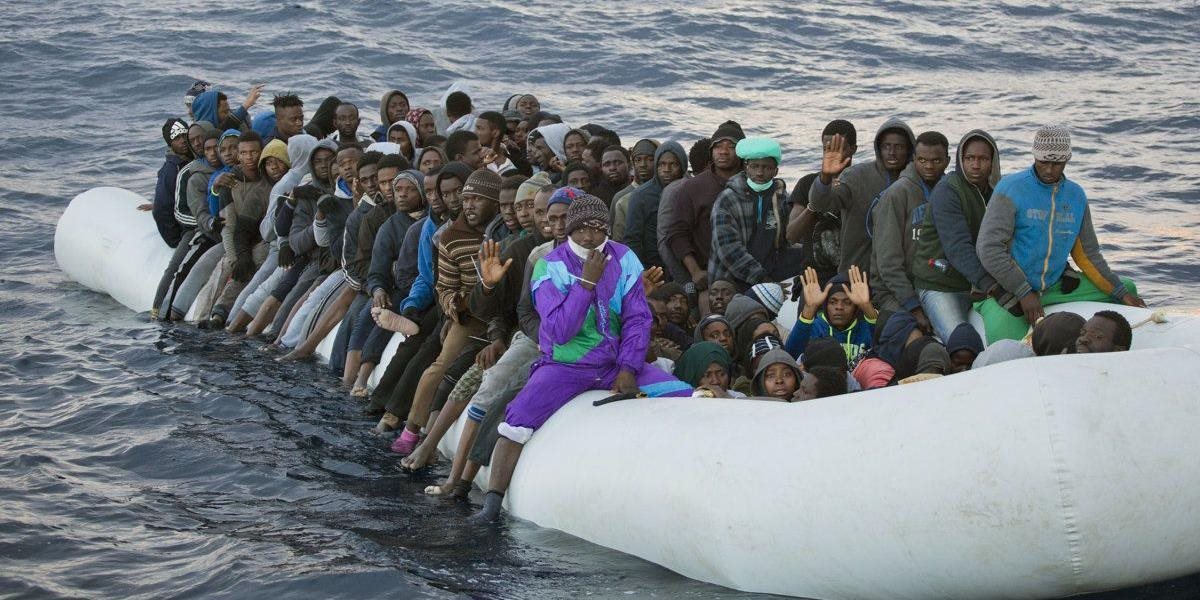 Pri Líbyi sa prevrátil čln s migrantmi, úrady hlásia najmenej piatich mŕtvych a desiatky nezvestných
