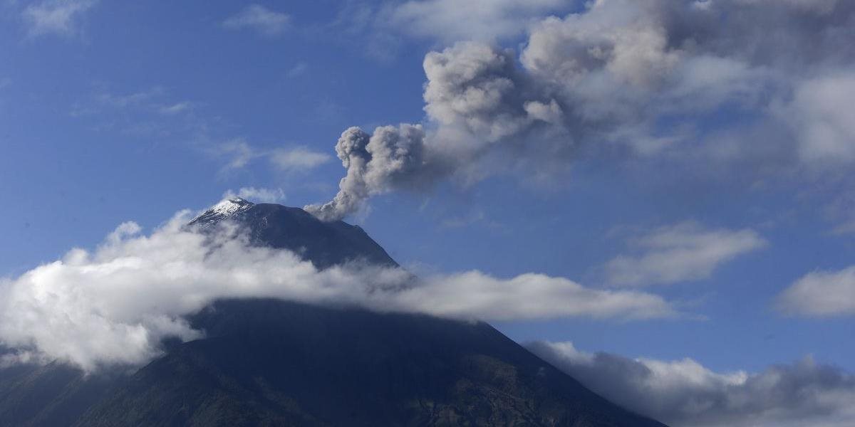 Z okolia sopky na Bali evakuovali tisíce ľudí